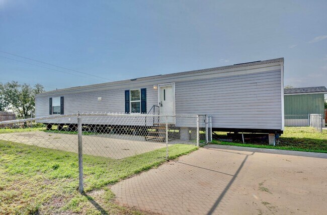2 bed 2 bath trailer available now - 2 bed 2 bath trailer available now House