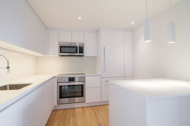 Building Photo - 4555 Av. Bonavista Unit 910