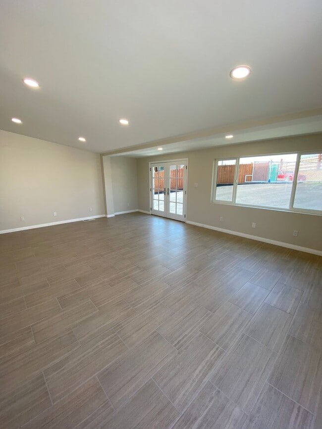 Photo - 3 Bed-2 Bath Single Story Home Lakeside with RV parking