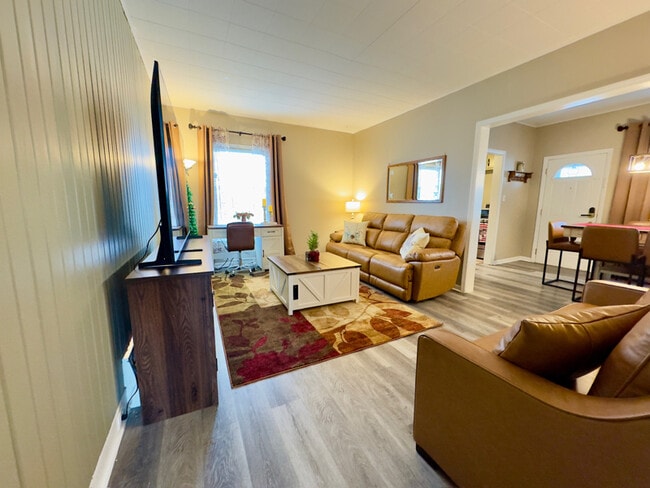 Photo - 922 W Broadway St Unit #1