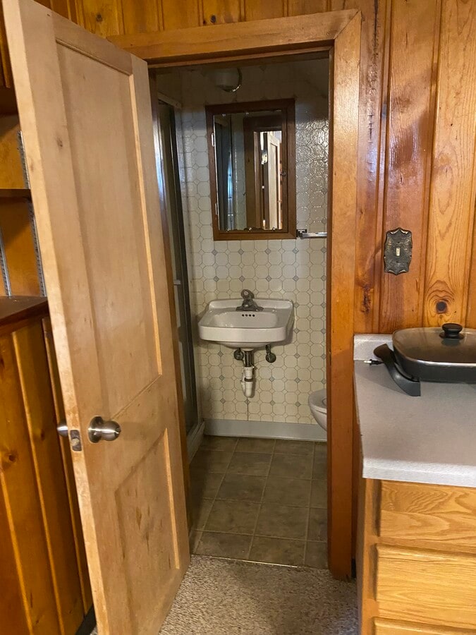Bathroom/shower only - 1402 Broadway N