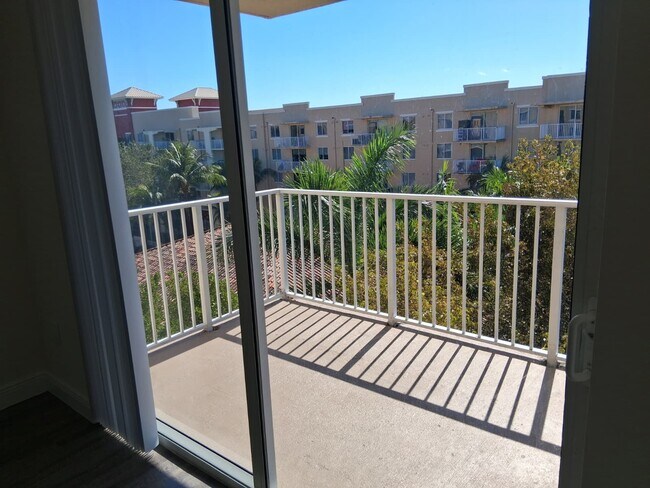 Photo - 18255 NW 68th Ave Unidad 627