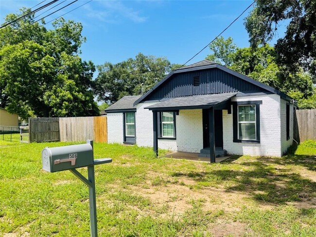 Photo - 506 N Hackberry St House