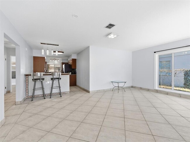 Photo - 207 W Broad St