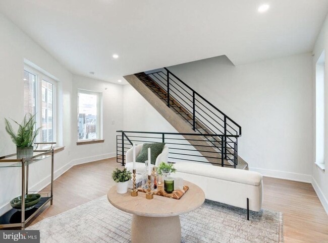 Building Photo - 437 Memphis St