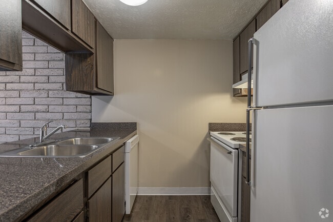 Townhouse 2BD 1.5BA 930 sq. ft.