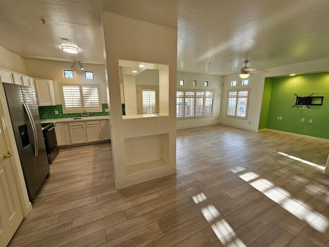 Photo - 1351 N Pleasant Dr Unidad 1108