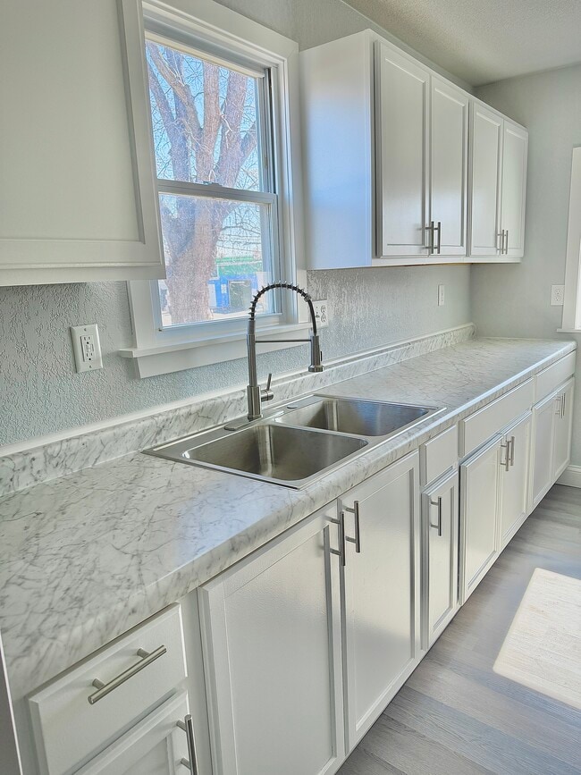 Building Photo - 1713 Maple St Unit #2