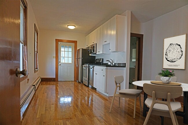 Building Photo - 3bed 2 bath in Waltham is available 8/1