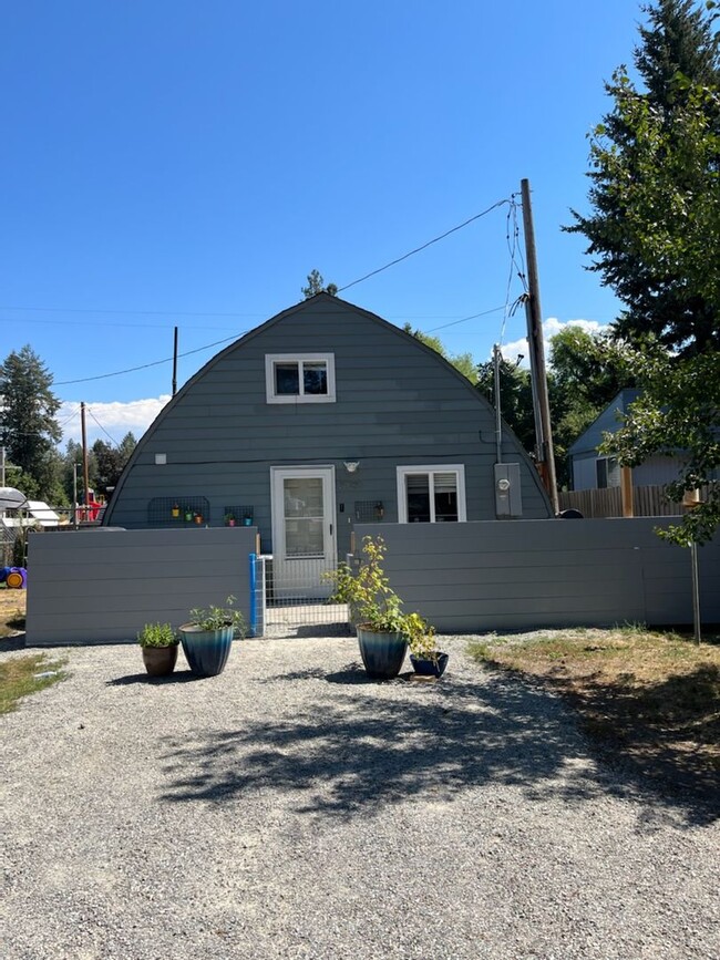 Fully Renovated Unique 1 bedroom Home w/ Shop - Fully Renovated Unique 1 bedroom Home w/ Shop