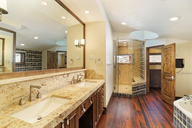 Photo - 10 Martingale Ln