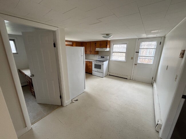 Photo - Freshly Updated 2BR Apartment – Heat Included | Sanford, ME Unidad 4