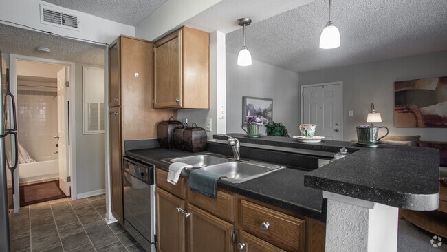 2BR,2BA,-904SF