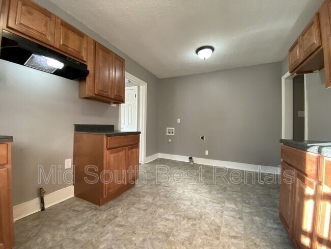 Photo - 3590 Bowen Ave