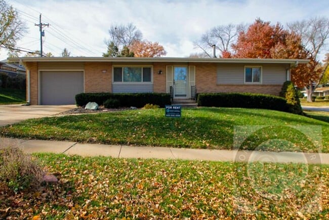 Building Photo - Comfortable 3 Bd /1.5 Ba Home $300.00 off...