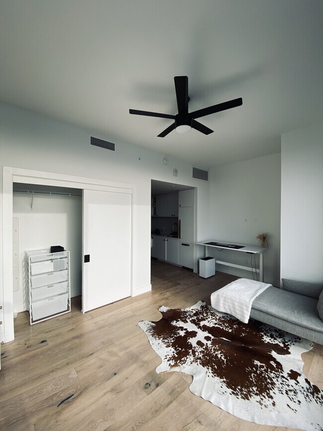 Studio - 70 Rainey St Unit 1307