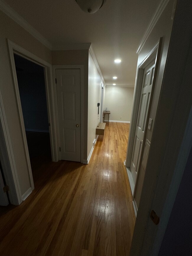 Photo - 972 Cardwell St