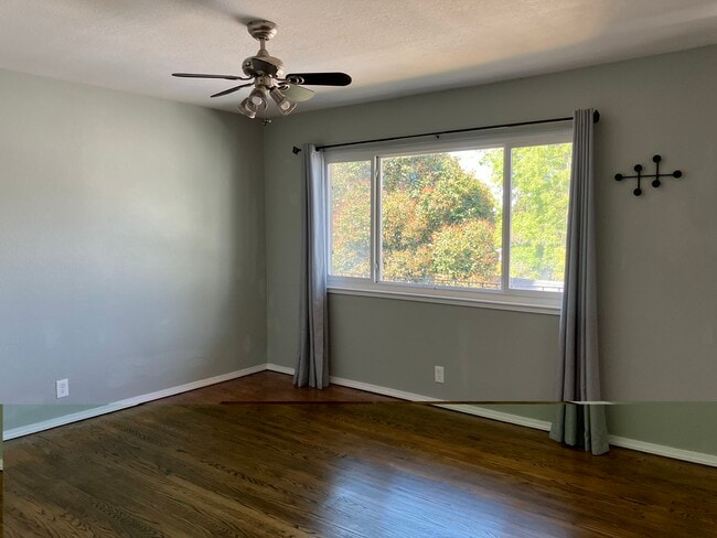 Building Photo - 945 40th St Unit D