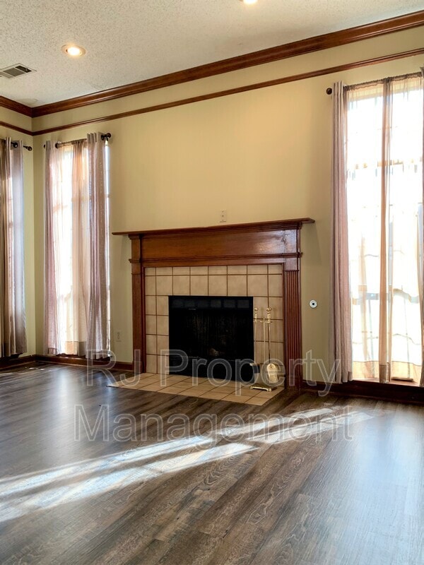 Photo - 6678 Spencer Forest Cove W