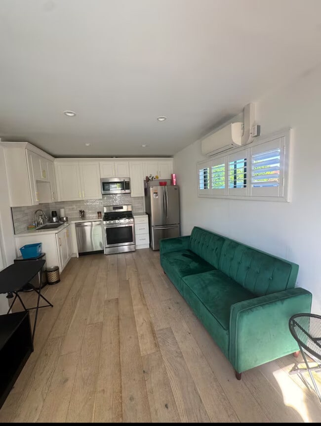 Photo - 5525 Hermitage Ave Unidad 5525 Hermitage