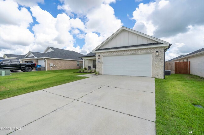 Photo - 3800 Redbud Wy