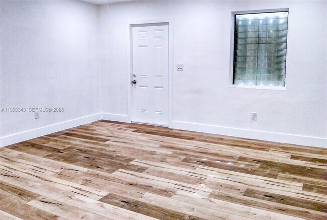 Building Photo - 142 NE 56th St Unit B