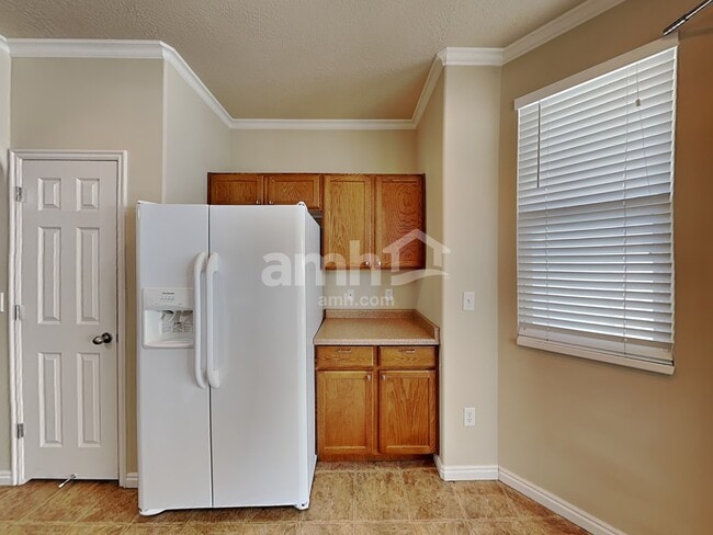 Photo - 738 Skipton Dr W