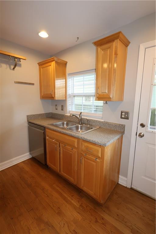 Photo - 285 Oxford Pl NE