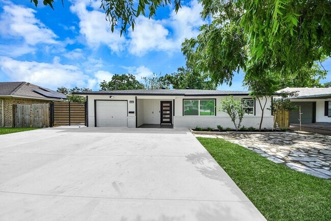 Photo - 1503 Locklaine Dr