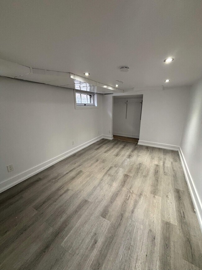 Photo - 329 Christina St N Unité Lower