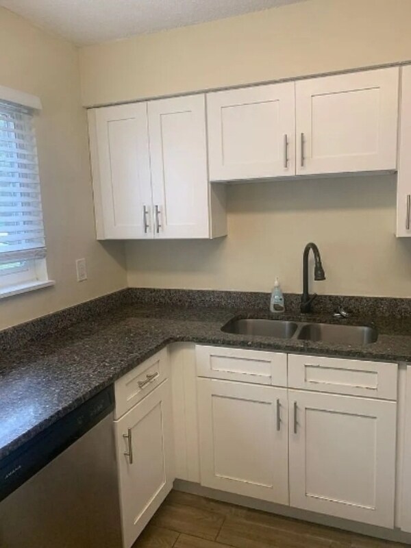 Photo - 101 E Rhodes Dr