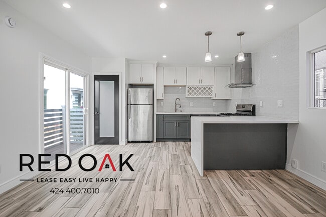 Building Photo - 836 Van Ness Ave Unit A