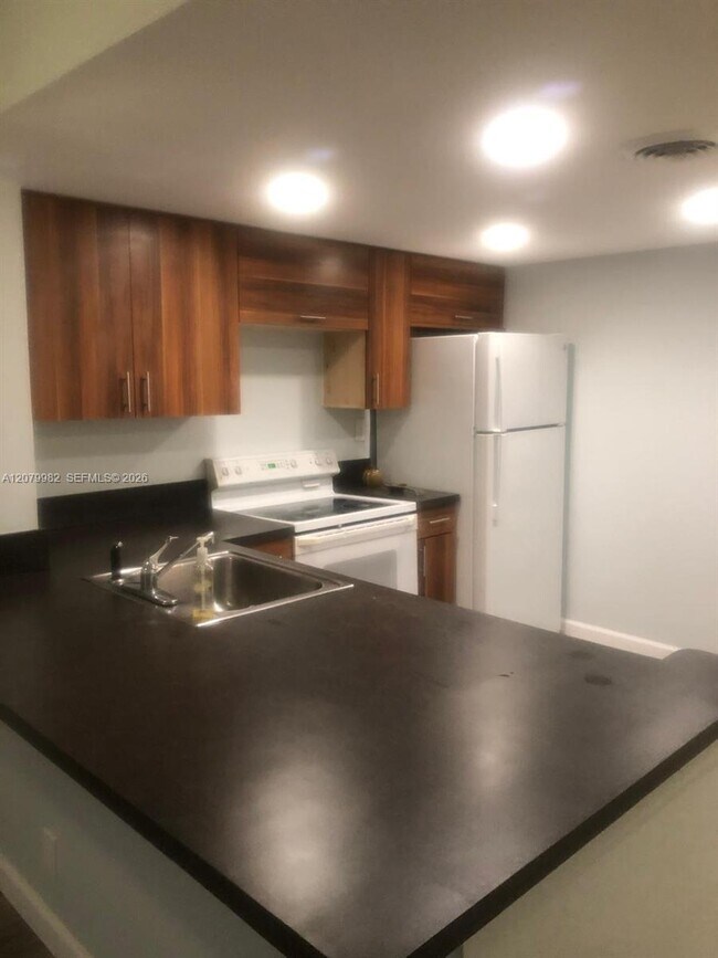 Building Photo - 3700 N Pine Island Rd Unit 202