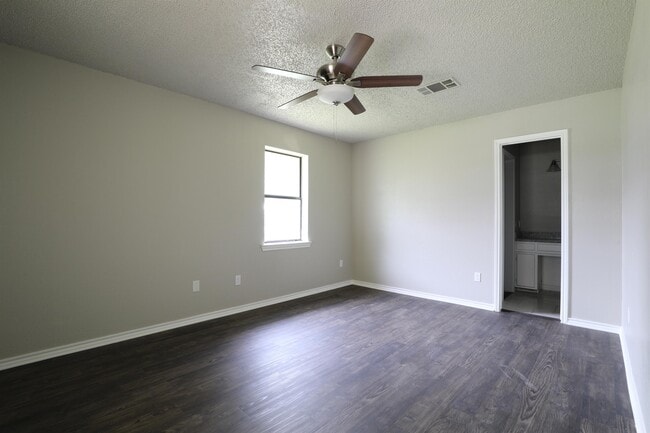 Photo - 811 Clyde St