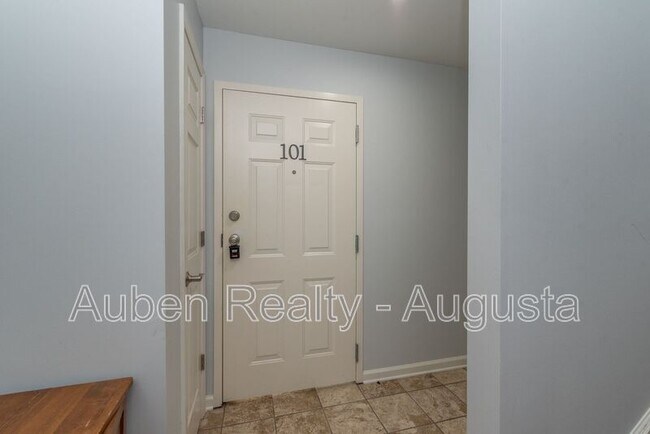 Photo - 913 Walker St