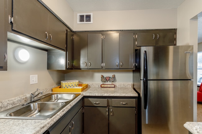 2BR, 2BA - 925 SF