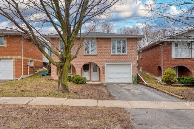 Building Photo - Renovated 2-Bed Lower Unit 2
