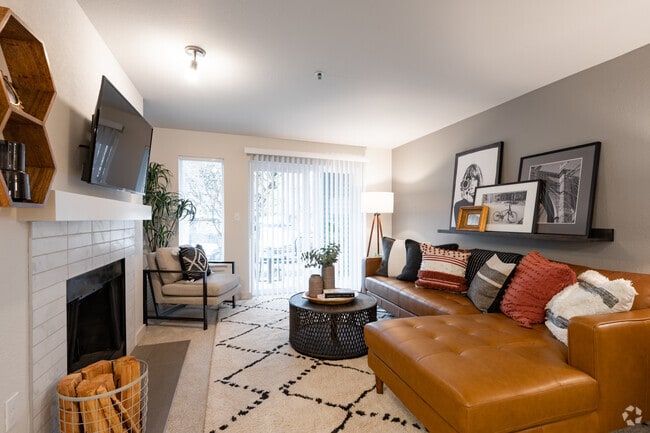 2BD, 2BA - 921SF