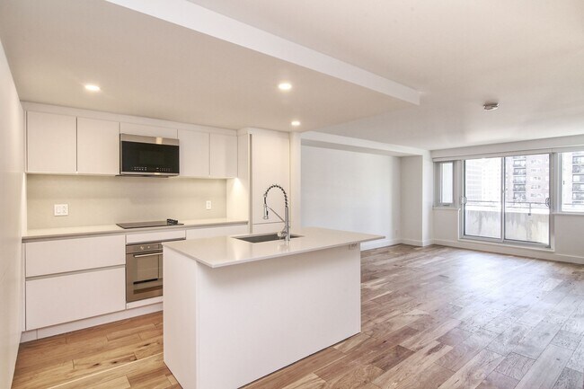 Building Photo - 3460 Rue Peel Unit 708