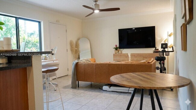 Photo - 3240 Mary St Unidad S206