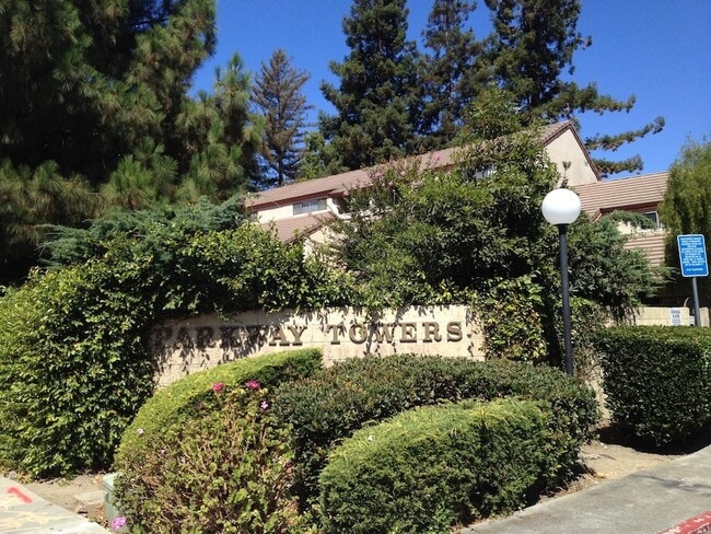 Building Photo - Spacious 2-Story Townhouse-Style Condo in Central Fremont – Available Now!