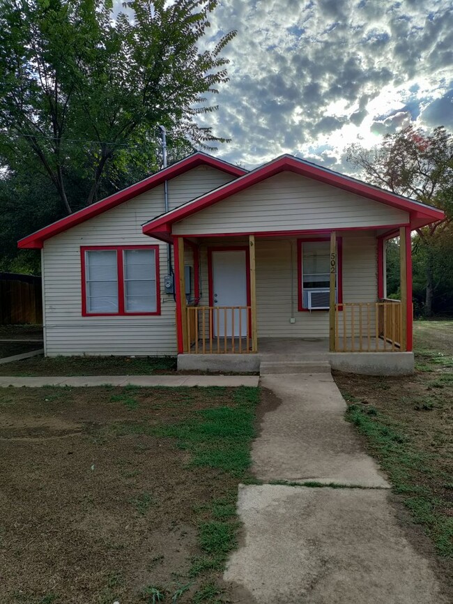 2 br 1 bath - 2 br 1 bath House