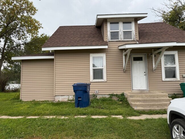 Building Photo - 3 Bed 1 Bath + Bonus Room and Yard