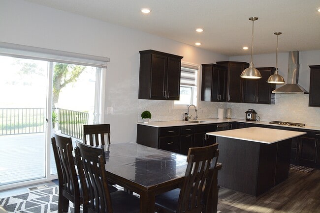 Photo - 1566 Edgebrook Ln