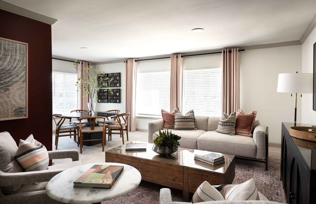 Sala de estar abierta con ventanas brillantes - Hurstbourne Grand Apartments