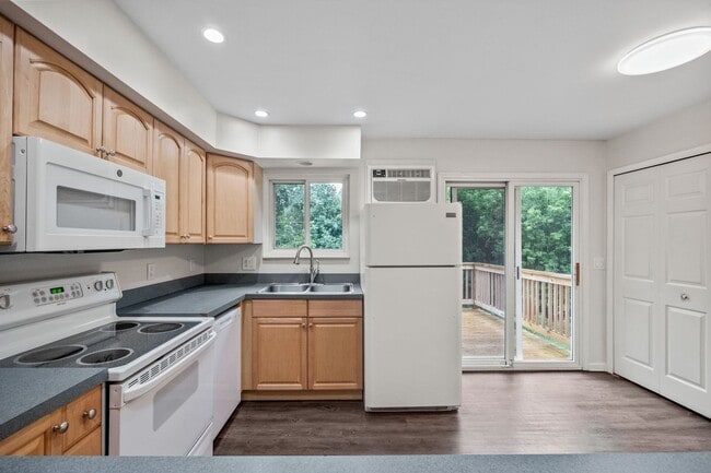 Photo - Village Court Apartments