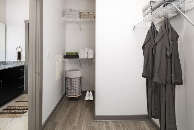 Classic Package II Walk-in closet