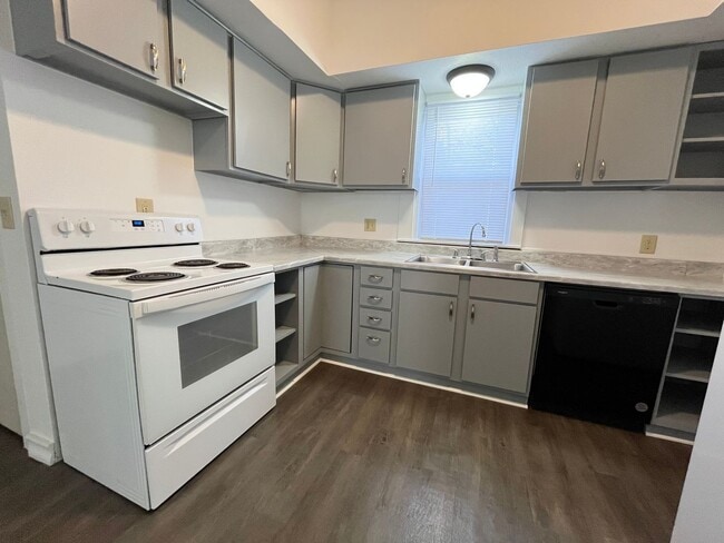 Photo - Rent Special - 3 Bed/2 Bath Duplex Apartment Near Downtown!