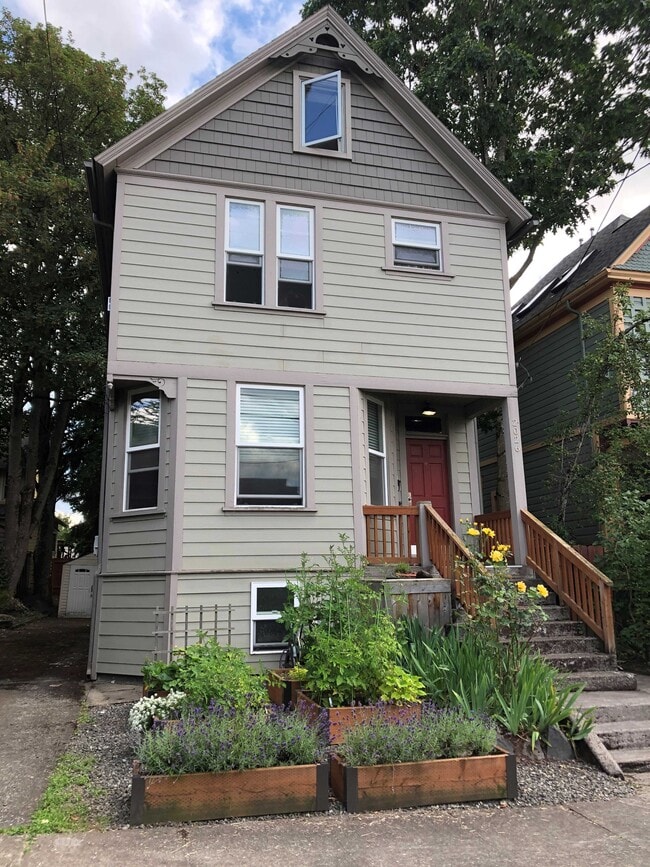 Building Photo - 2026 SE Taylor St Unit 2 Rental