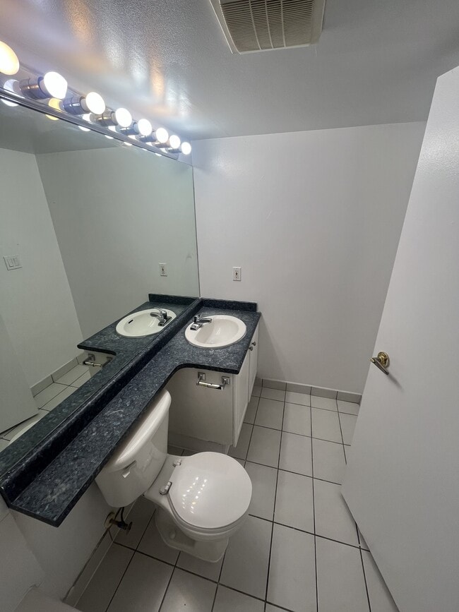 Photo - 1278 Granville St